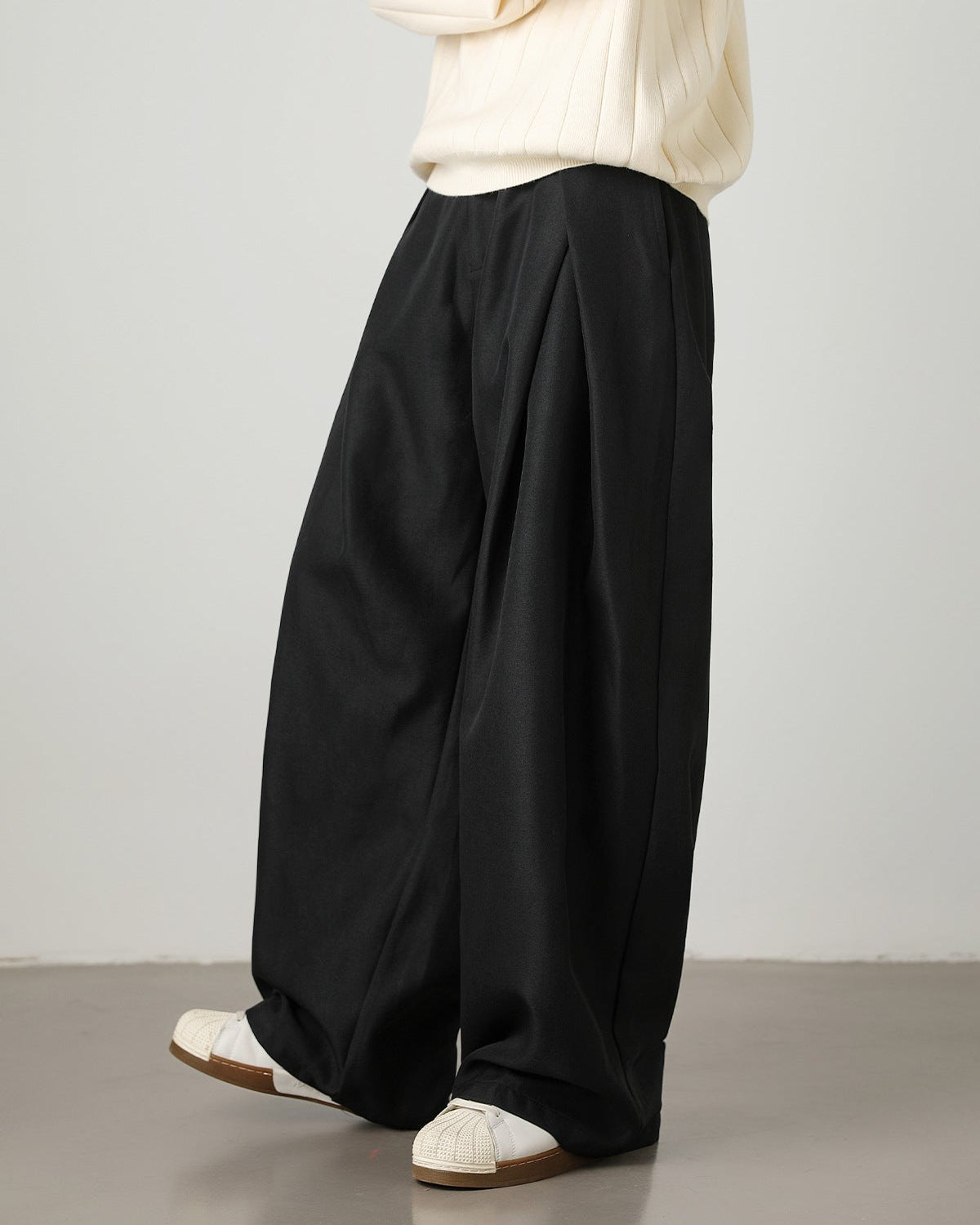 Wide-Leg Pleated Trousers – Elegant Flowing Fit