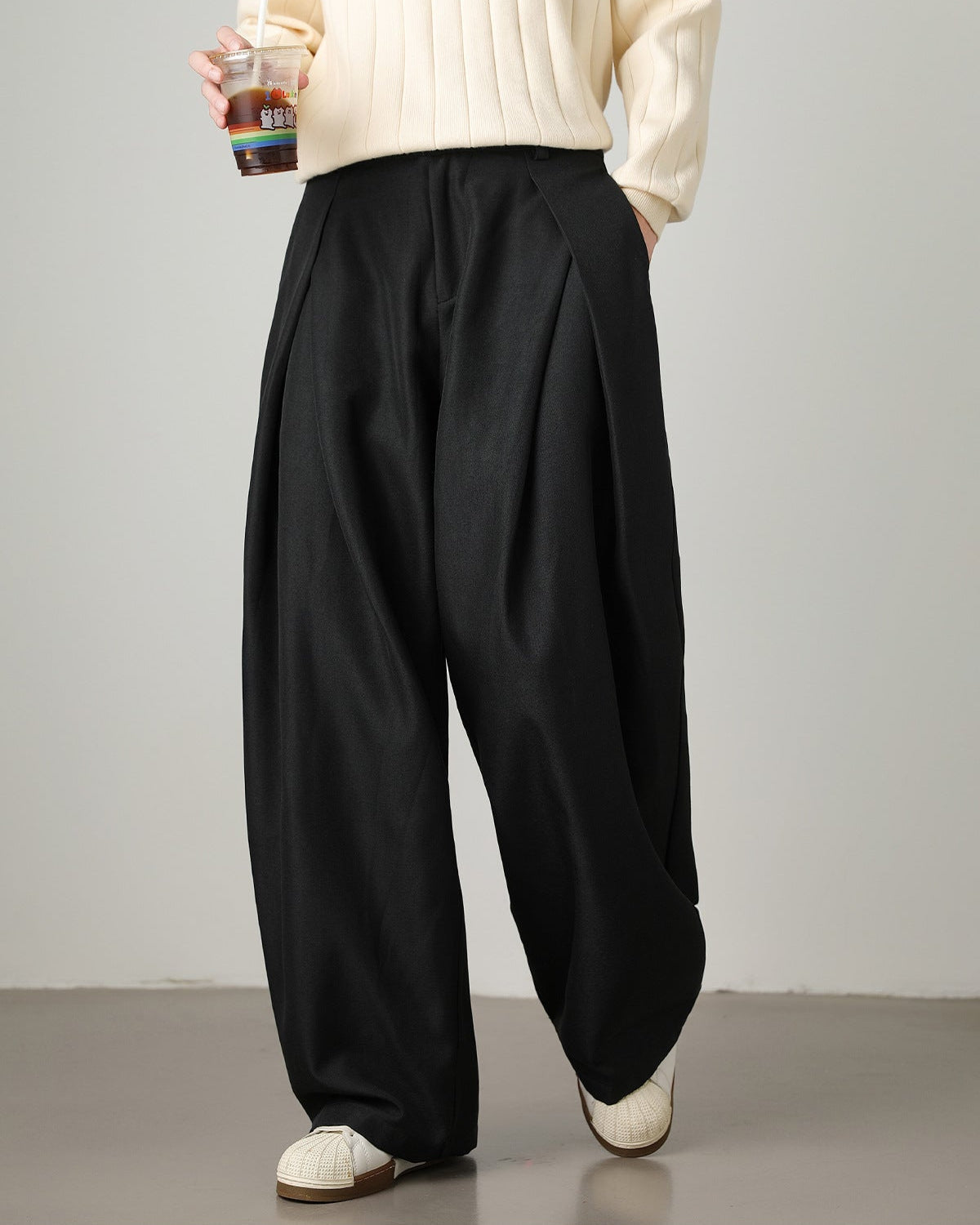 Wide-Leg Pleated Trousers – Elegant Flowing Fit