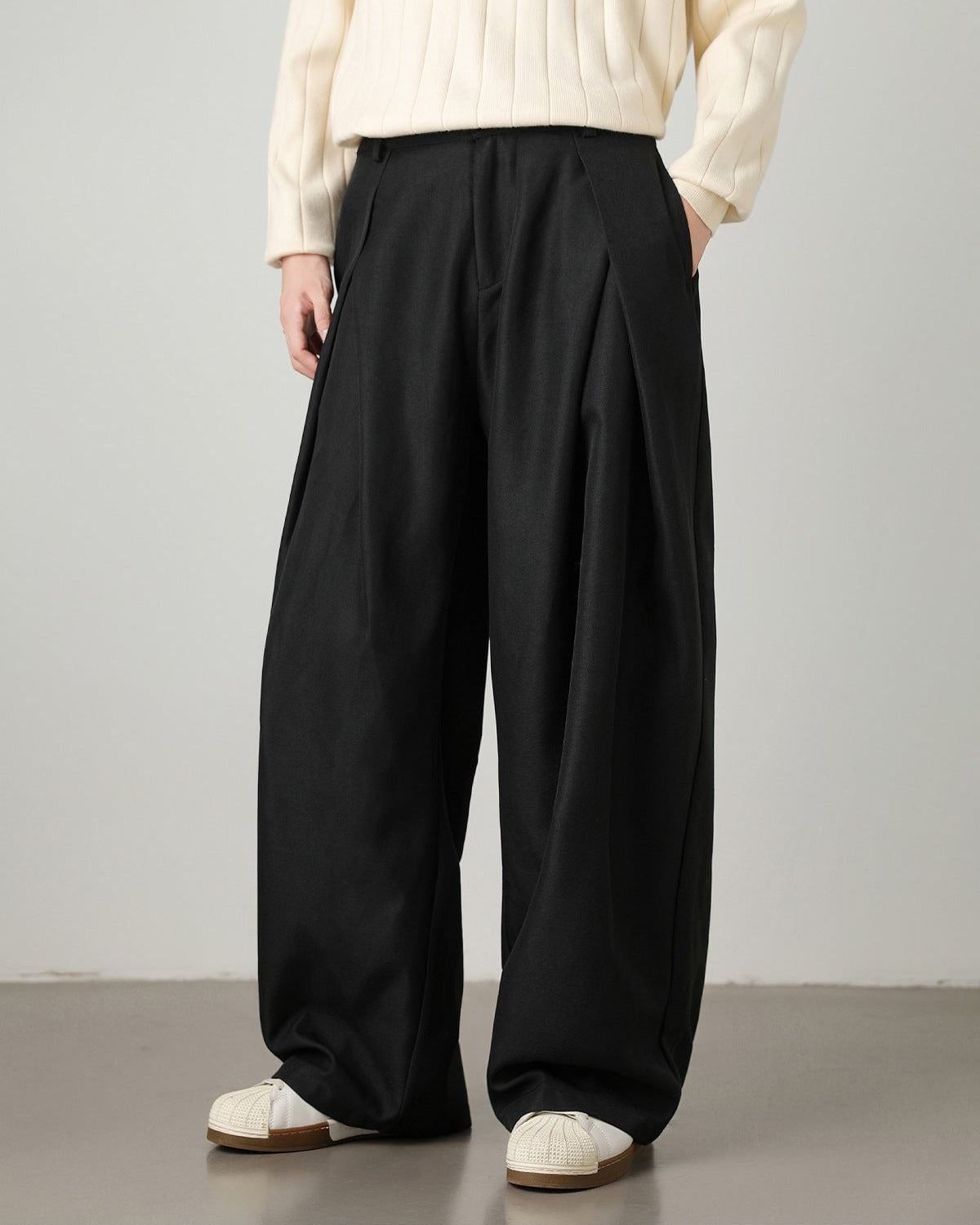Wide-Leg Pleated Trousers – Elegant Flowing Fit