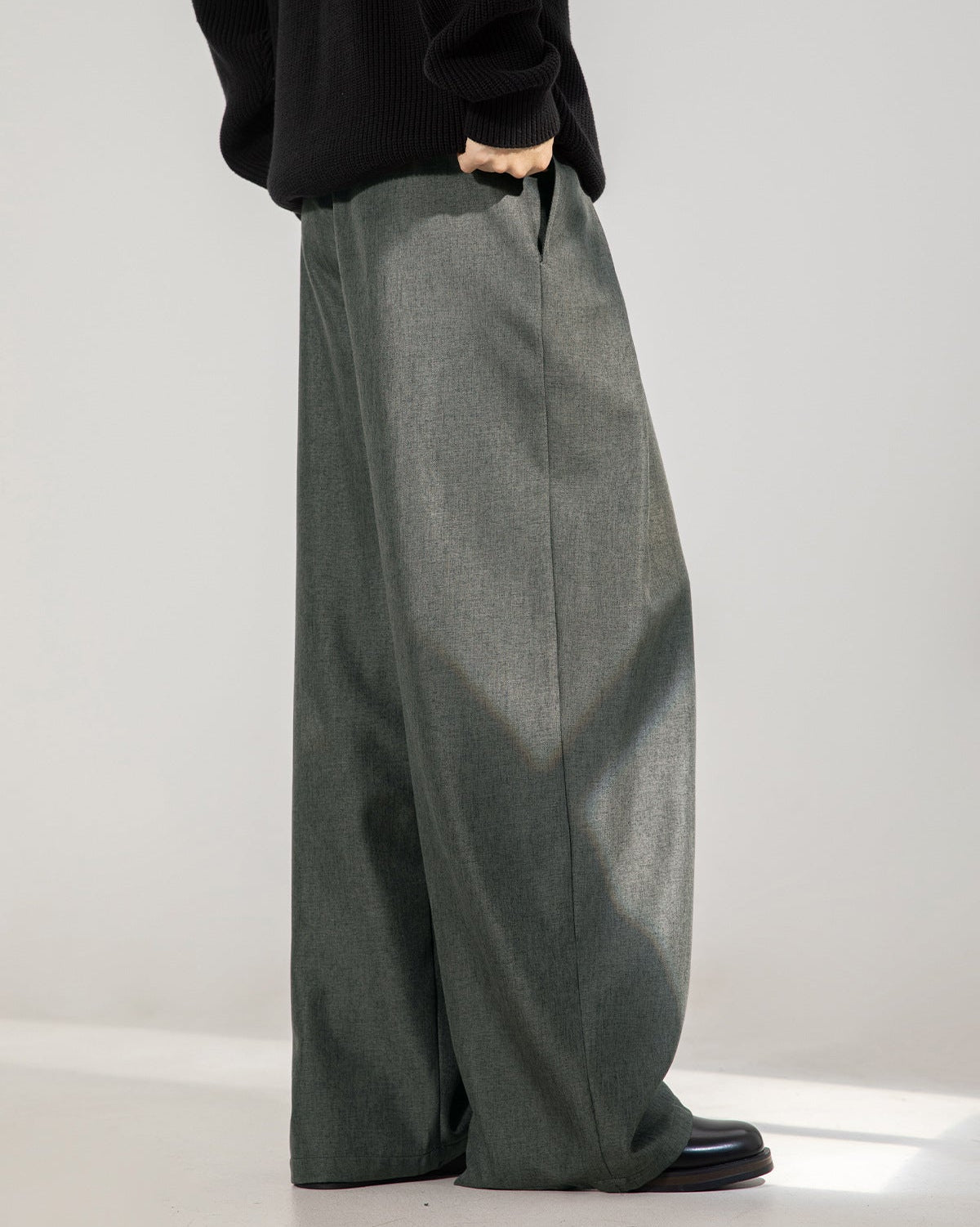 Wide-Leg Pleated Trousers – Elegant Flowing Fit